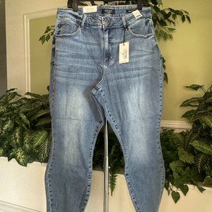 Judy Blue BECCA High Waist Embroidered Pocket Relaxed Jeans